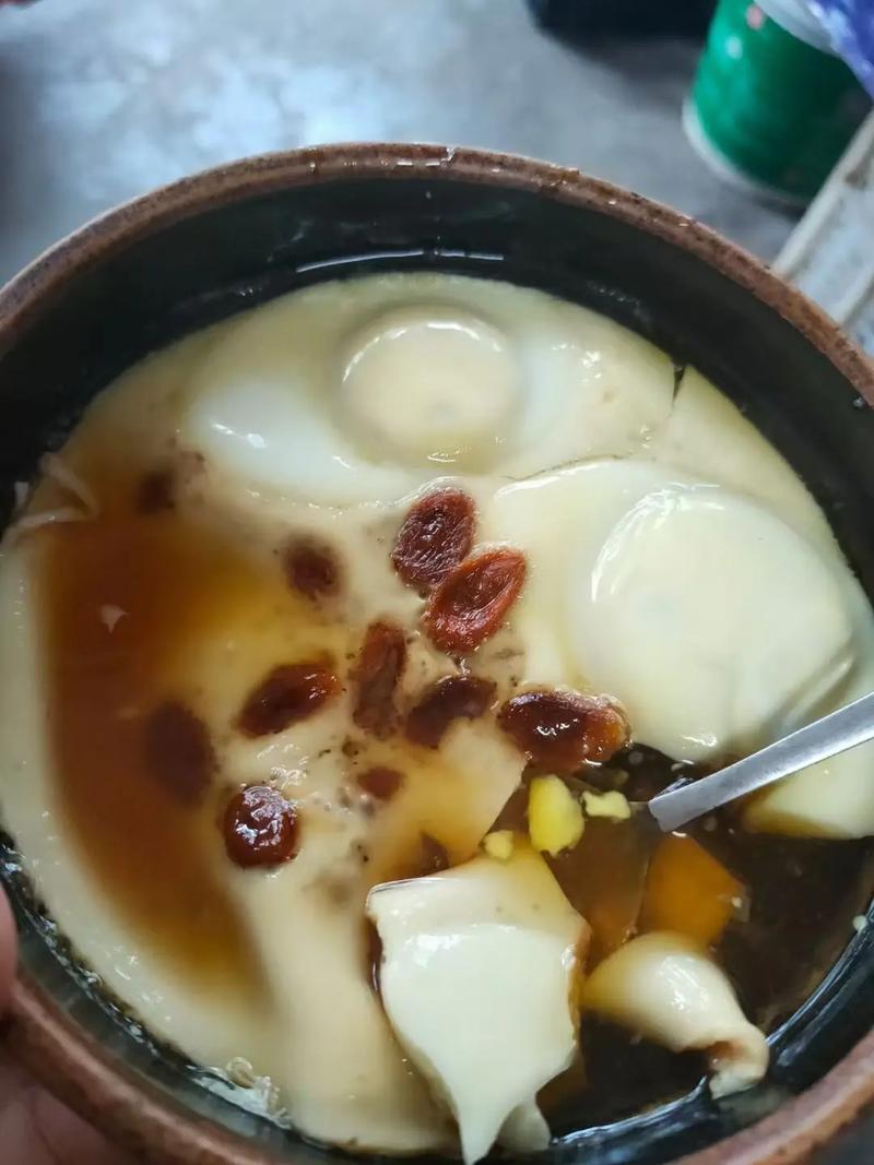 懒人早餐,营养又美味养身,黄酒蒸蛋的做法:生鸡蛋打入碗中